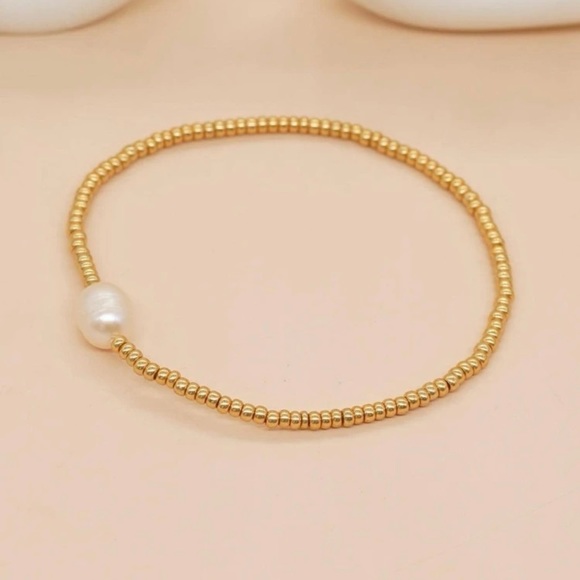 🆕 Minimalist Gold Beaded Bracelet with a Pearl - Picture 4 of 6